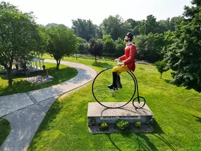 Ben Bikin Statue - Overview picture